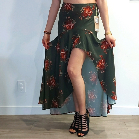 🌟HOST PICK🌟 NWT California Moonrise Skirt size M - Picture 1 of 3